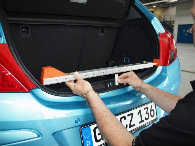 Measuring the width of a car boot opening